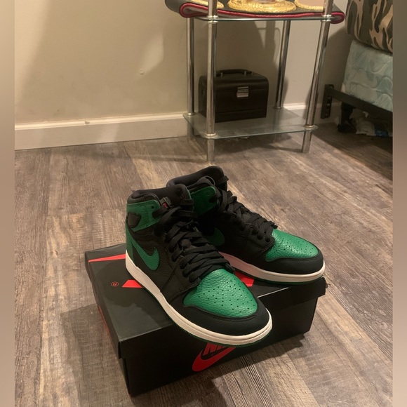 Air Jordan 1 Retro High OG GS 'Pine Green size 6 - Picture 2 of 7